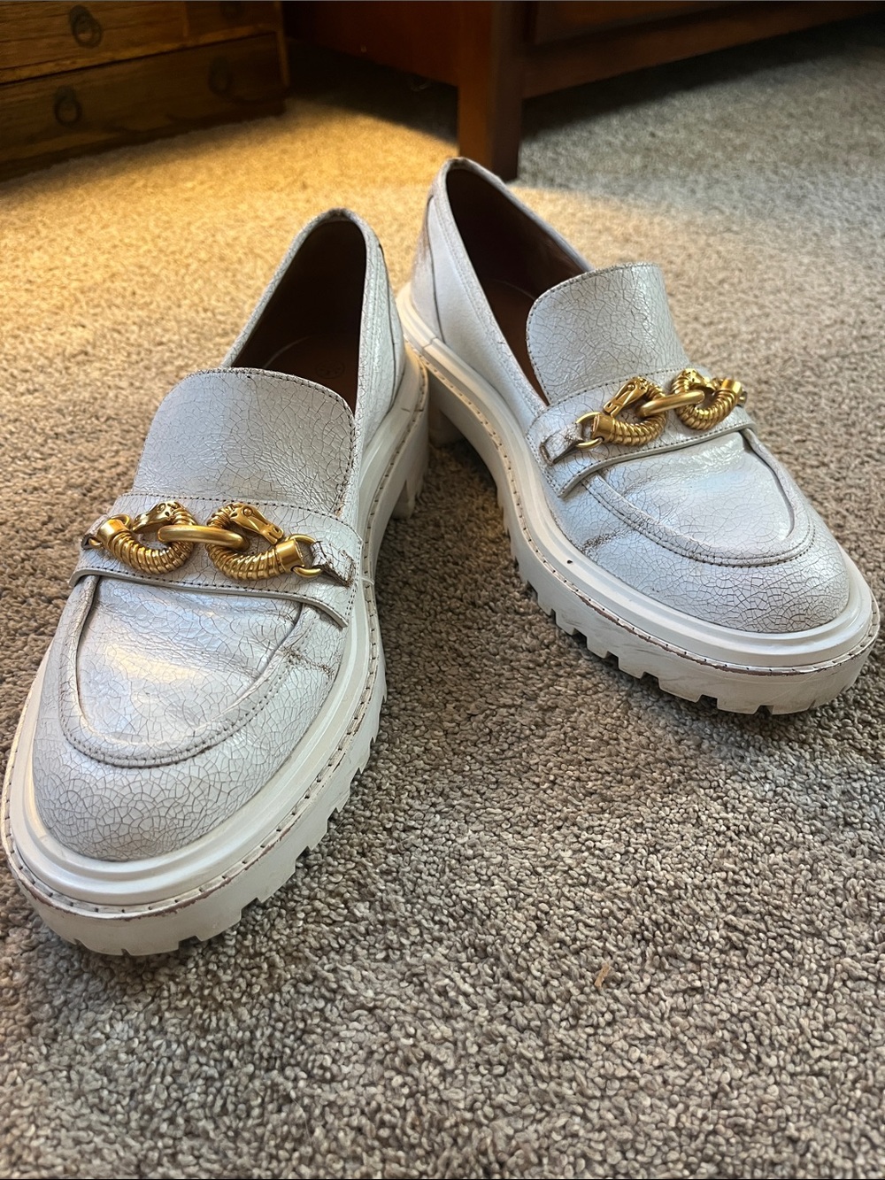 🐎🐎🐎 Tory Burch sz9.5 Jessa Lug Sole White Crackled Finish Horse Bit Loafers